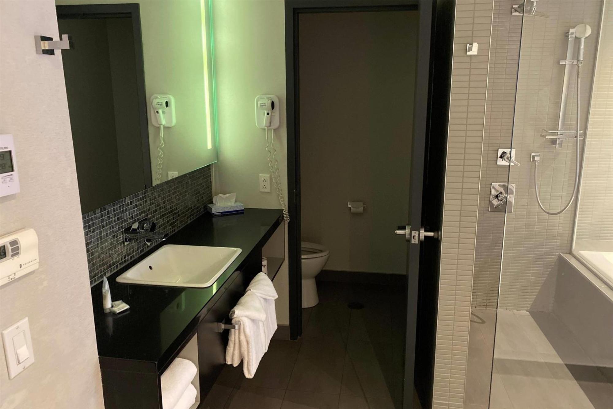 Ramada By Wyndham Laval Hotel Luaran gambar